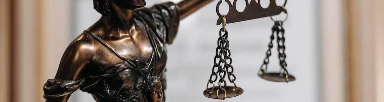 Abogados en un expediente sancionador administrativo 11Abogados analizando un expediente sancionador administrativo